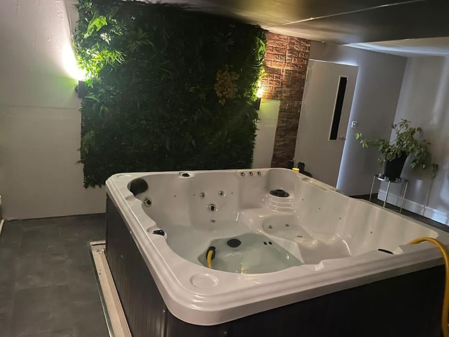 The Exclusive Jacuzzi Apartment Бірмінгем Екстер'єр фото