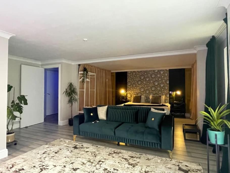 The Exclusive Jacuzzi Apartment Бірмінгем Екстер'єр фото